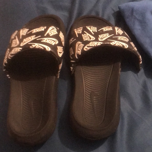 I’m selling these broken nike slides for a cheap price,payment in person. - Picture 2 of 2